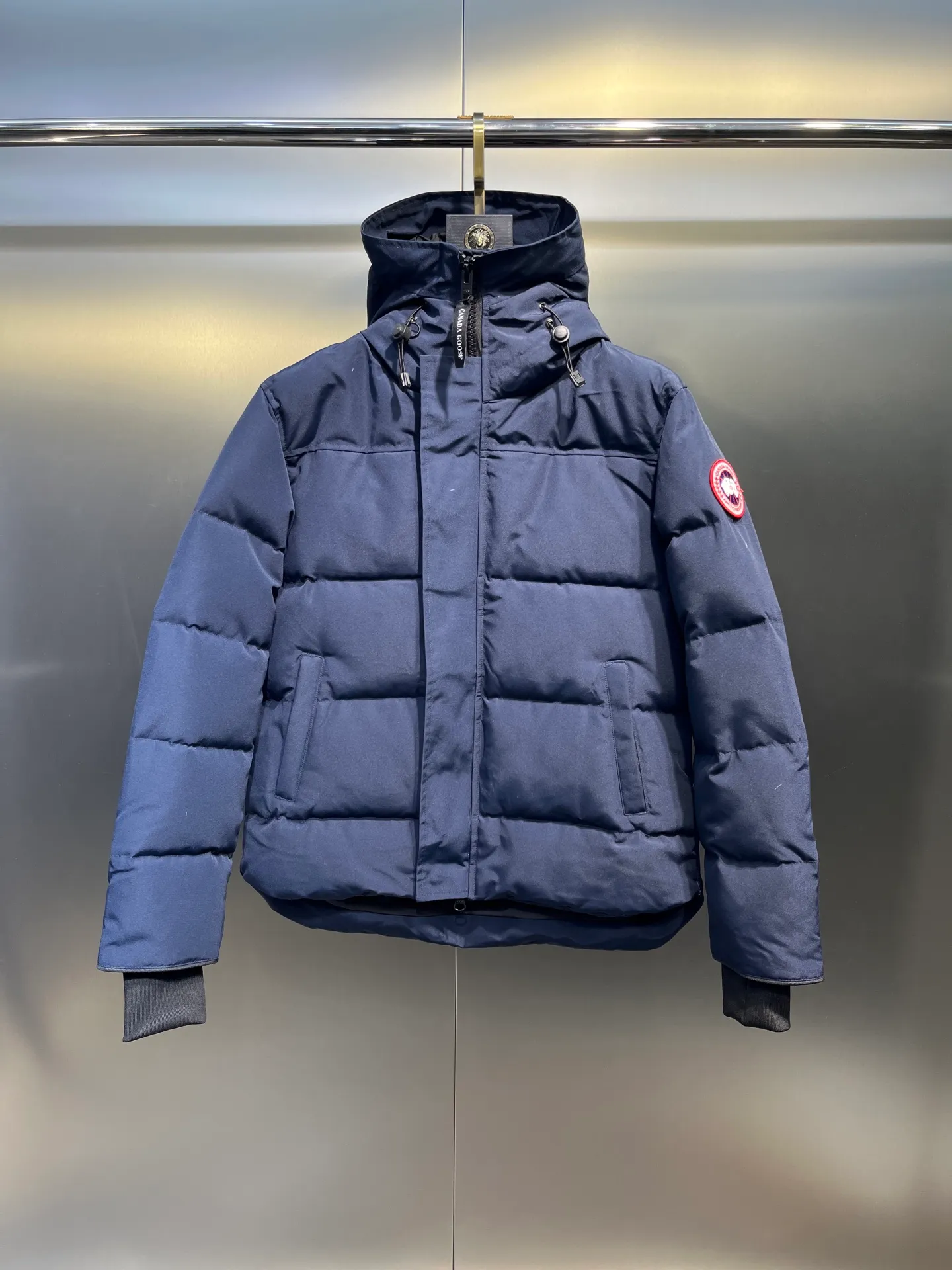 P700 Goose 🌟17 styles of chest patch, same style for men and women, cold-resistant down jackets! The fur collar is detachable. The natural Siberian coyote fur collar has a delicate yet strong feel, which comes from the sense of life that comes from the erosion of wind and frost in nature. The market usually uses raccoon fur or fake fur instead, which is not even the slightest bit better! The collar part has cold-proof flannel, which is close to the head and neck, comfortable and warm! The fabric is made of high-density nano-level waterproof fabric, which is windproof and wear-resistant and has a certain thickness! The zipper is the official YKK brand! The waist has an elastic waistline design that can be adjusted according to yourself! There is also an anti-wind Velcro inside! Seamless threaded cuffs to avoid stiffening! In order to prevent cold wind from pouring in, a double closure design is adopted. On the premise of the traditional zipper fly, six Velcro fasteners are used for secondary closure, which brings better warmth retention effect. It retains the classic hooded design and uses super large luxurious wolf fur to protect against wind and cold. No matter how low the temperature is this winter, one piece is enough. I’ll give you the wind and temperature. Size: s-xxl